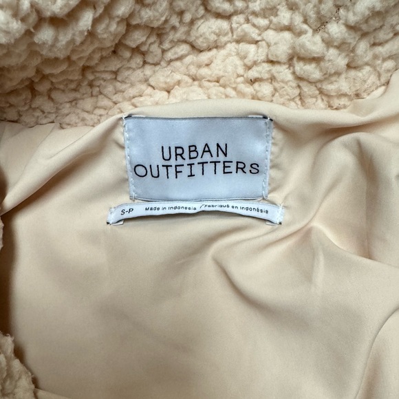 Urban Outfitters beige jacket; pre-loved; size small, full zip (Sherpa) - Picture 4 of 9